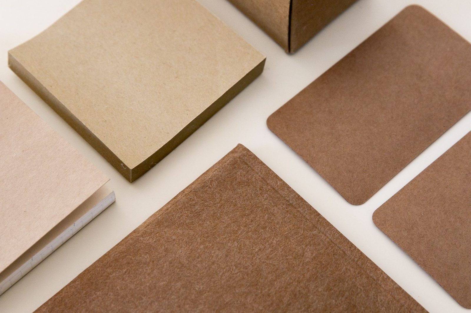 Plain kraft board packaging without plastic